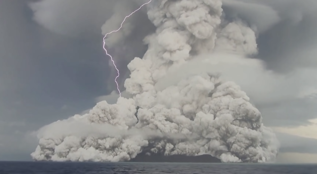 Pamjet video, pasojat shkatërrimtare të vullkanit nënujor
