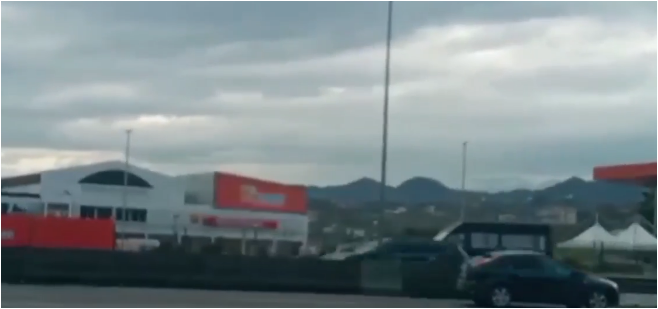 VIDEO/ ‘E frikshme’ ajo që ndodh në autostradën Tiranë-Durrës, makinat ecin indietro duke rrezikuar aksident fatal