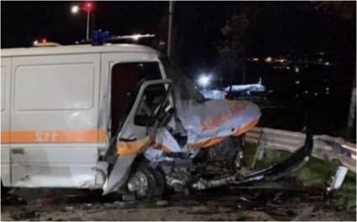 E FUNDIT/ Makina përplaset me ambulancën në Tiranë, dëmtohet pacientja dhe pasagjerja e mjetit tjetër
