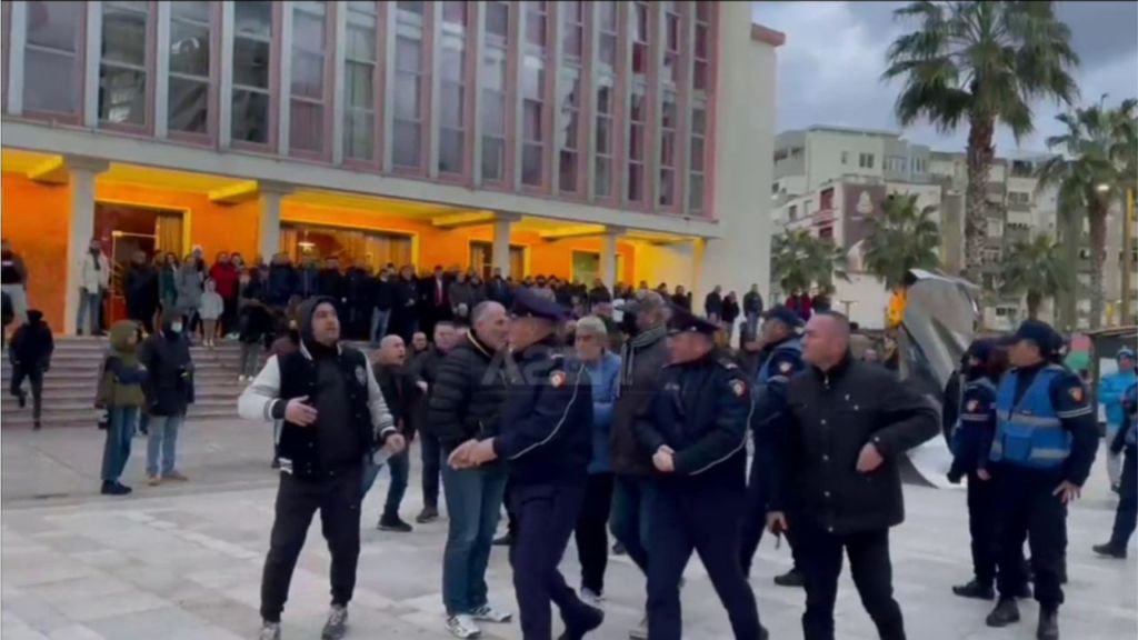 Basha takim në Durrës, tension mes mbështetësve të tij dhe Berishës. Ndërhyn Policia