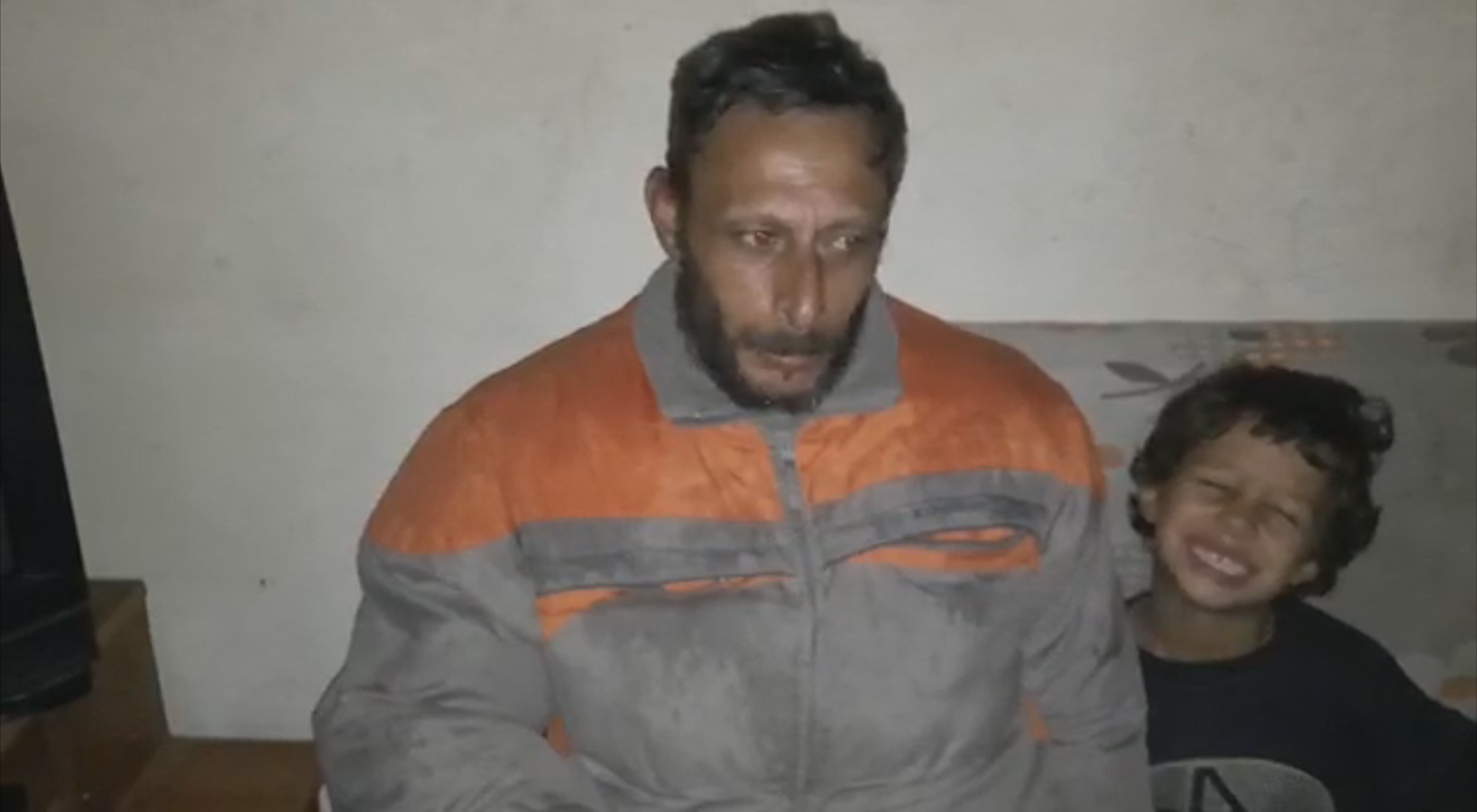 Familja Koreci në Berat në varfëri ekstreme/ Në një dhomë pa dyer, pa ujë dhe drita bashkë me 4 fëmijët e mitur, apeli i babait: Shteti të na ndihmojë