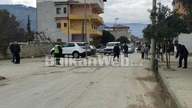 Pa të dashurën me shokun e tij, si nisi sherri me thika në Berat, xhelozia ‘verboi’ 45-vjeçarin dhe plagosi rëndë të riun
