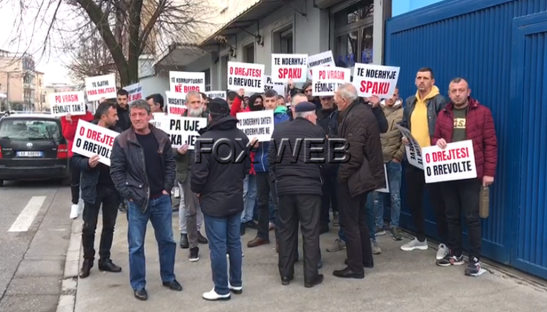 “Po na vrasin fëmijët, SPAK të ndërhyjë”, banorët e Postribës në Shkodër protestojnë për ujin e pijshëm: Virus për 4 mijë njerëz “Po na vrasin fëmijët, SPAK të ndërhyjë”, banorët e Postribës në Shkodër protestojnë për ujin e pijshëm: Virus për 4 mijë njerëz