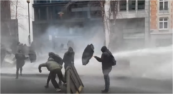 Skenat kaotike/ Gurë, shtiza, dhunë dhe gaz lotsjellës, pamjet që nuk duhen humbur nga protesta në Bruksel