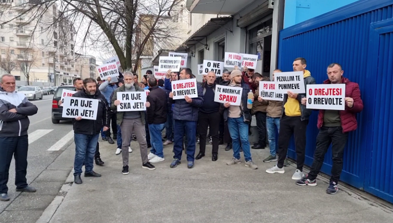 Protestë për ujin në Shkodër/ 9 mijë banorë të Postribës duan zgjidhje Protestë për ujin në Shkodër/ 9 mijë banorë të Postribës duan zgjidhje