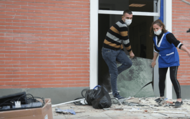 “Aksion” pastrimi në selinë e PD/ Mbështetësit e Berishës i gjejnë dyert të mbyllura
