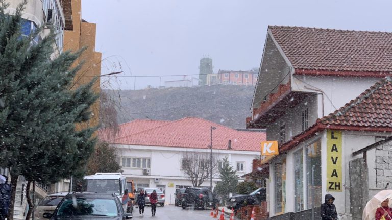 Nisin reshjet e dëborës në Bulqizë, probleme në zonat rurale