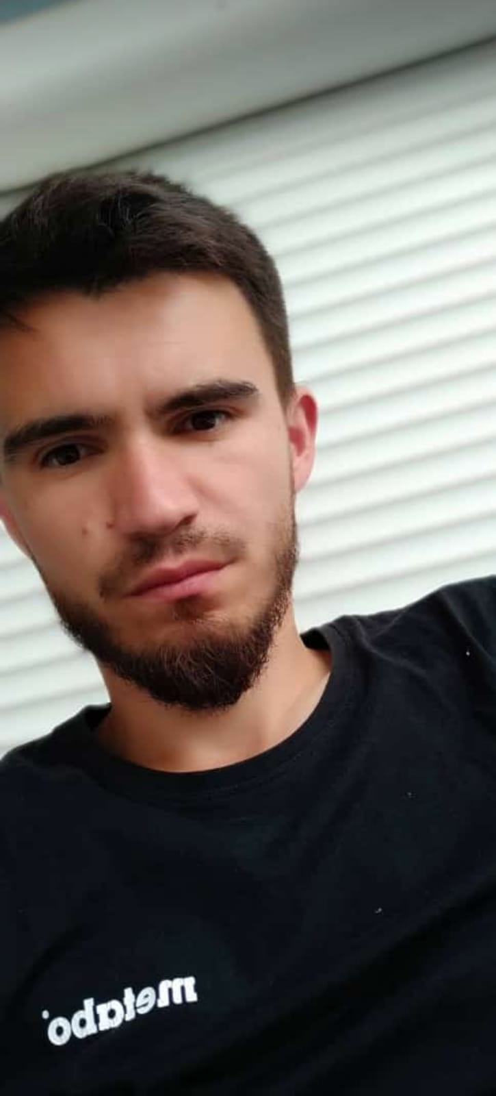 Për ty musliman që do vazhdosh të blesh në Big Market, dhe për ty “intelektual” që na e quan viktimizim