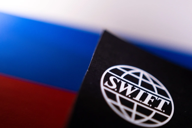 Përjashtimi nga SWIFT: cilat janë pasojat për Rusinë?