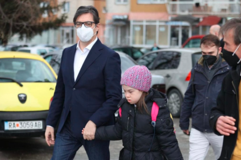 Pendarovski, dorë për dore me vogëlushen shqiptare