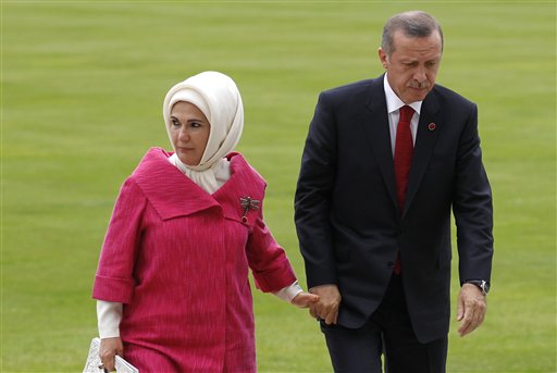Infektohet çifti Erdogan, opozita iu uron shëndet