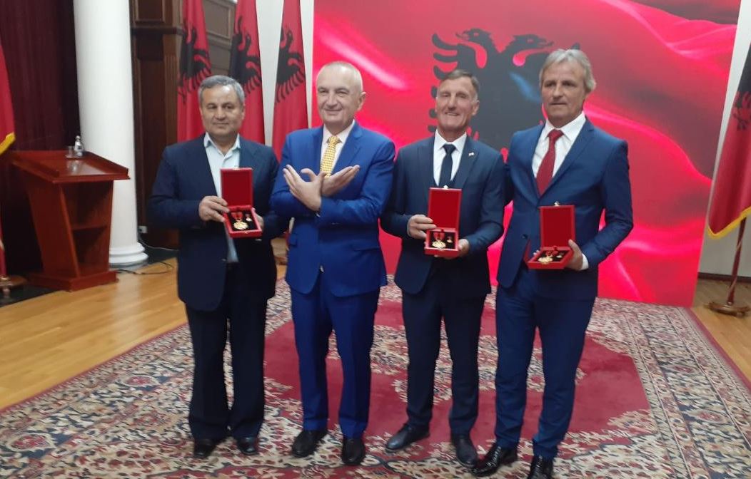 Tre simbolet e Beratit, Lushnjes dhe Kuçovës nderohen me titullin “Mjeshtër i Madh”. Flasin Përparim Kovaçi, Dashnor Dume dhe Artan Bano: Vlersimi ynë, sukses për futbollin e qyteteve tona