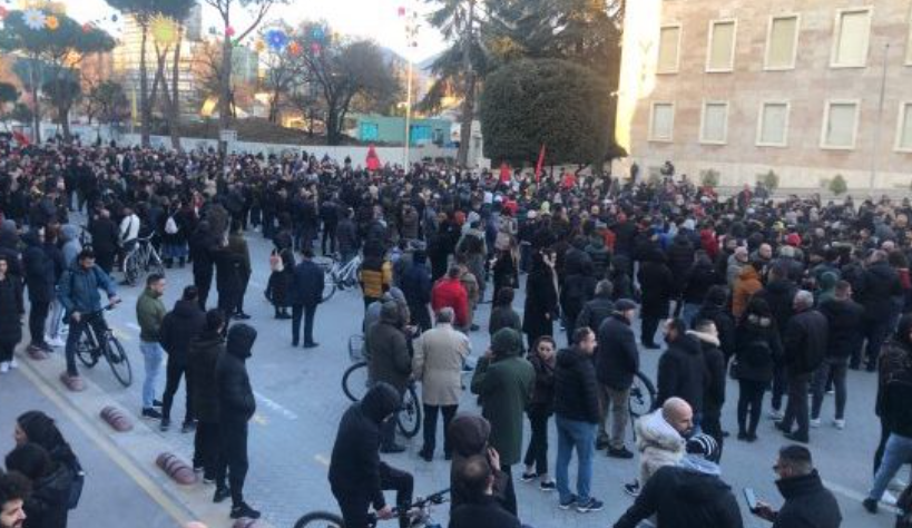 Çmimet, protestë nga të ithtarë protestash