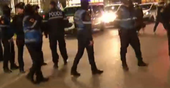 Protestuesit bllokojnë rrethrrotullimin e “Zogut të Zi”/ Policia bën paralajmërimin