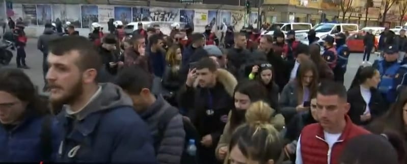 “Shqipëria e shqiptarëve, jo e pushtetarëve”, qindra studentë “derdhen” në rrugët e Tiranës dhe thirrje shoferëve: Fikni makinat e bashkohuni me ne