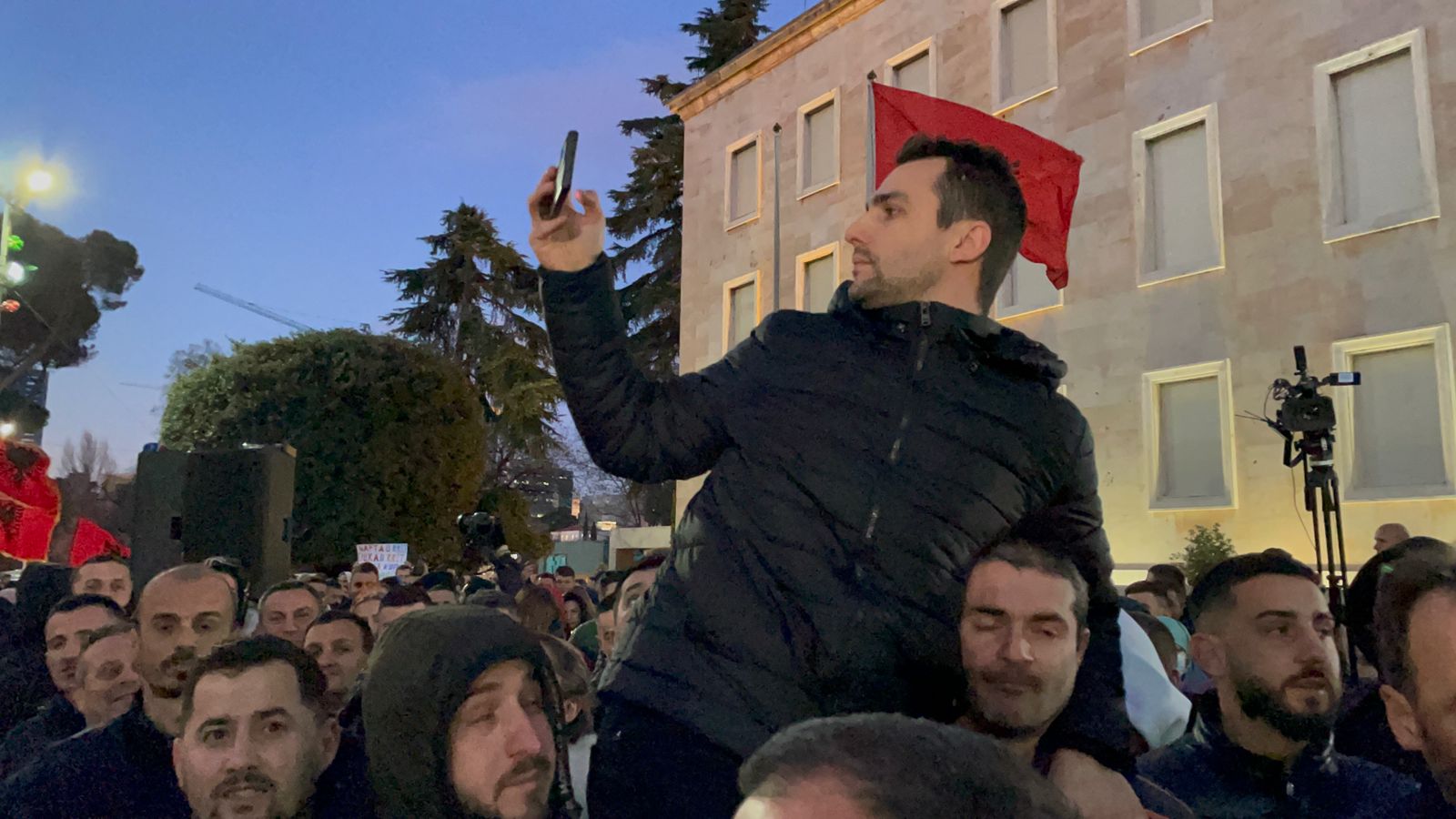 Protestat: jo çështje modestie por risie!