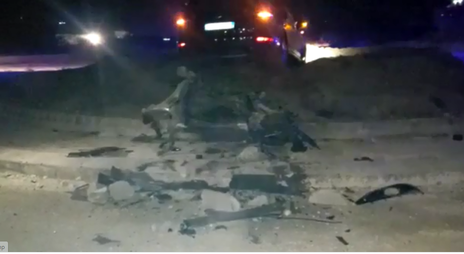 Shkak mungesa e ndriçimit, shoferi ngatërron rrugën, makina përfundon mbi rreth-rrotullim në Berat, plagosen 2 persona