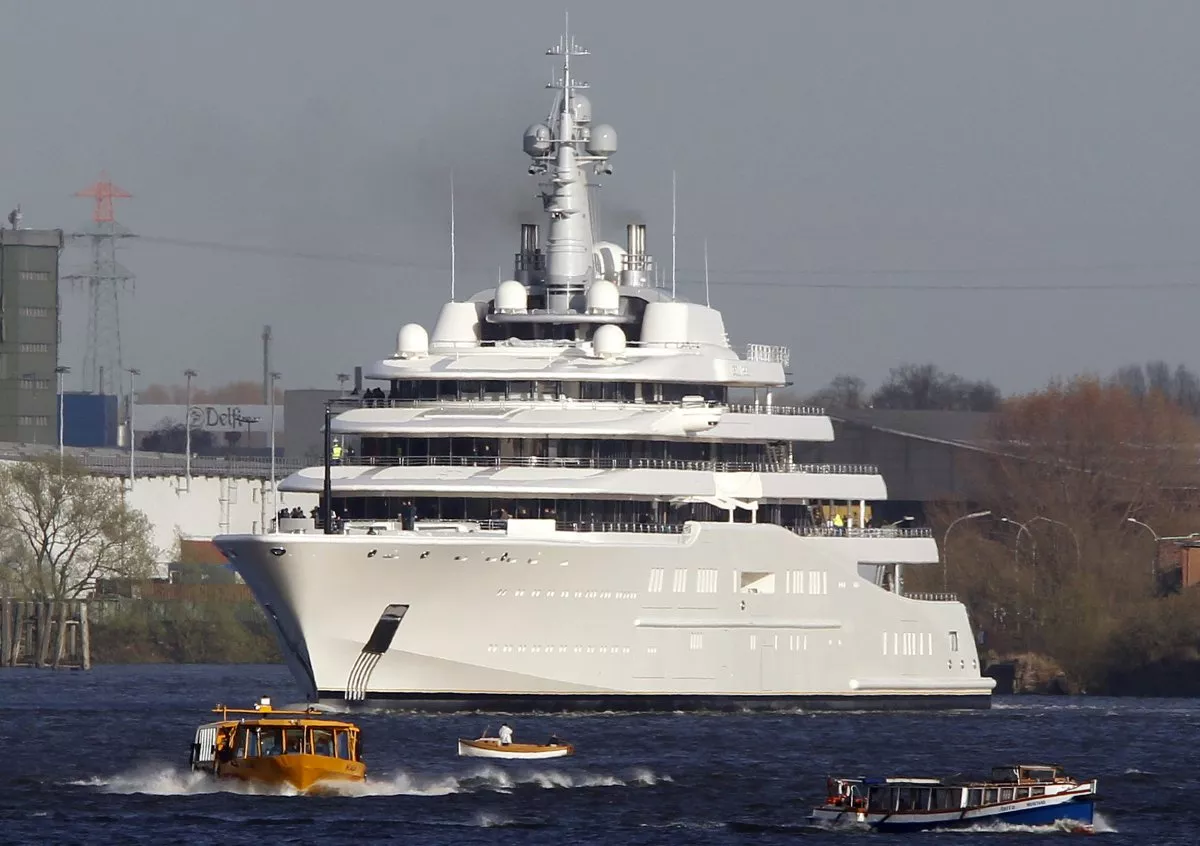 Dy superjahtet e Abramovich-it që i shpëtuan sanksioneve