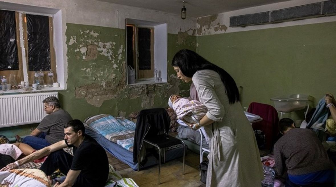 Tronditëse nga materniteti i Kievit: shpërthim dhe britma femrash…