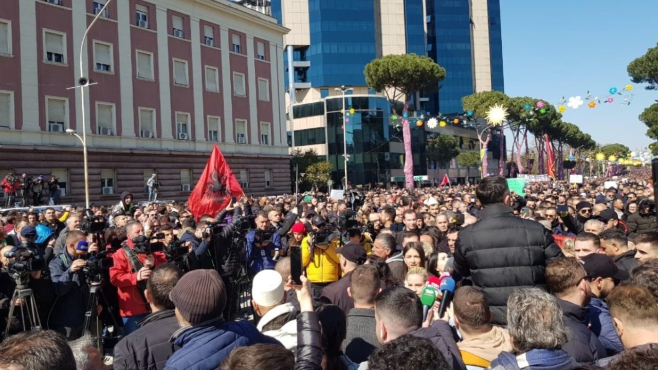 Çmimet: protestohet sërish para kryeministrisë, Rama u përgjigjet