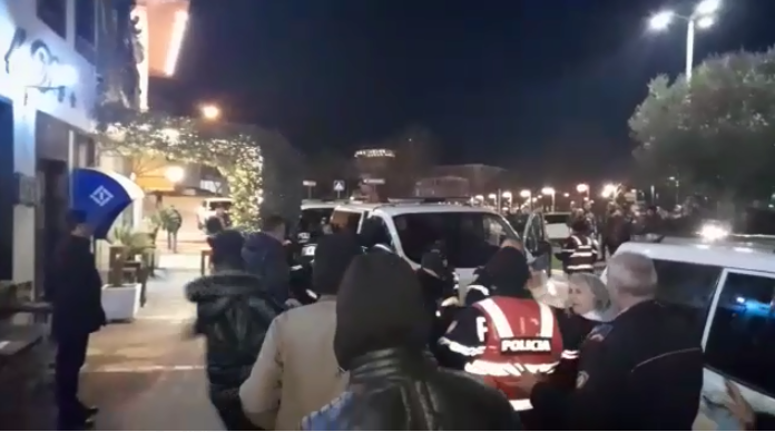 Video-Protesta kundër rritjes së çmimeve/ Policia shoqëron protestuesit në Durrës, Lezhë dhe Berat Video-Protesta kundër rritjes së çmimeve/ Policia shoqëron protestuesit në Durrës, Lezhë dhe Berat
