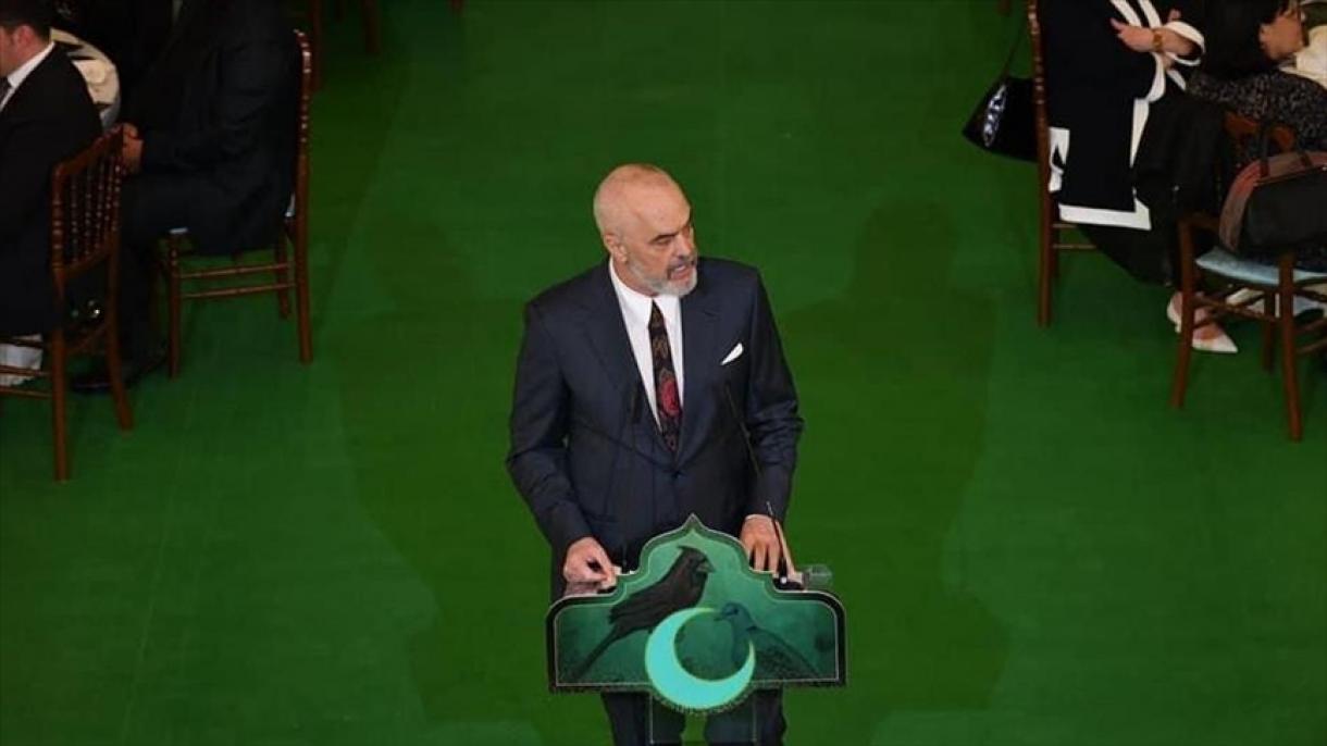 Iftaret unike të Ramës: kur dhe ateisti pret të thirret ezani!
