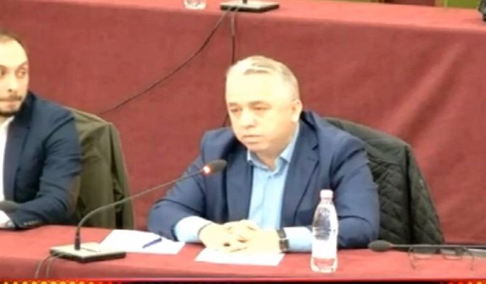 Tryeza/ Balla: Shoqëria civile emrin kandidat për president ta dërgojë me e-mail. I përgjigjet Afrim Krasniqi: Është fyese, edhe Big Brother ishte më serioz! Tryeza/ Balla: Shoqëria civile emrin kandidat për president ta dërgojë me e-mail. I përgjigjet Afrim Krasniqi: Është fyese, edhe Big Brother ishte më serioz!