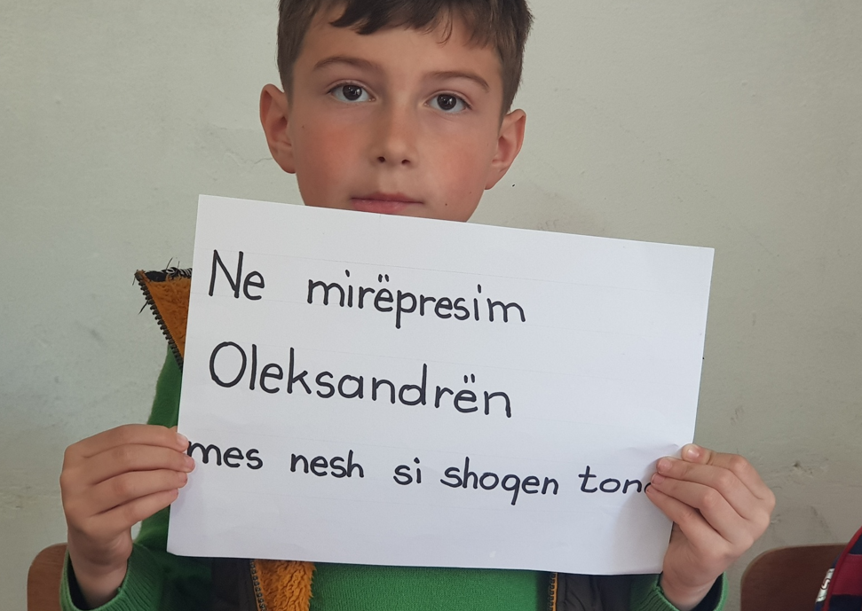Si priten fëmijë ukrainas në një shkollë të Shqipërisë