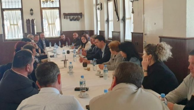 Basha në terren, takim “sekret” me disa demokratë të Beratit