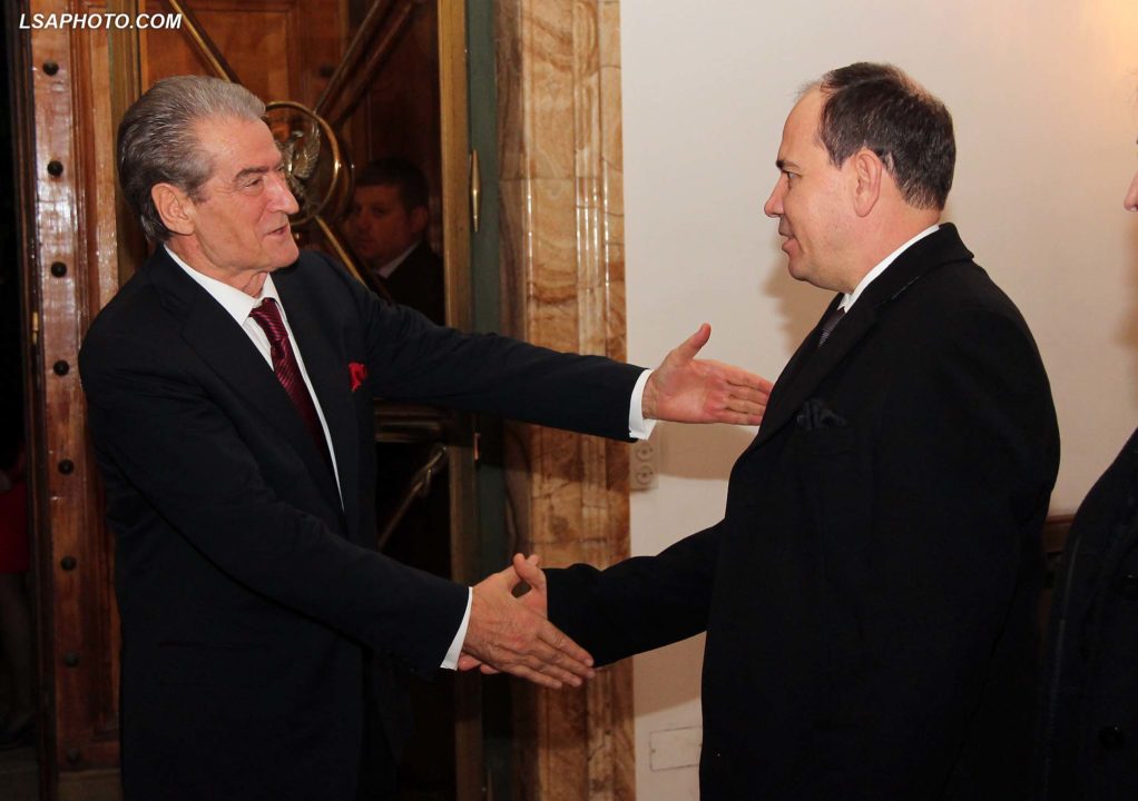 Presidenti-Bujar-Nishani-dhe-Ish-kryeministri-Sali-Berisha-gjate-nje-pritje-ne-Pallatin-e-Brigadave-me-rastin-e-103-Vjetorit-te-Pavaresise.-1-1022x720-1.jpg