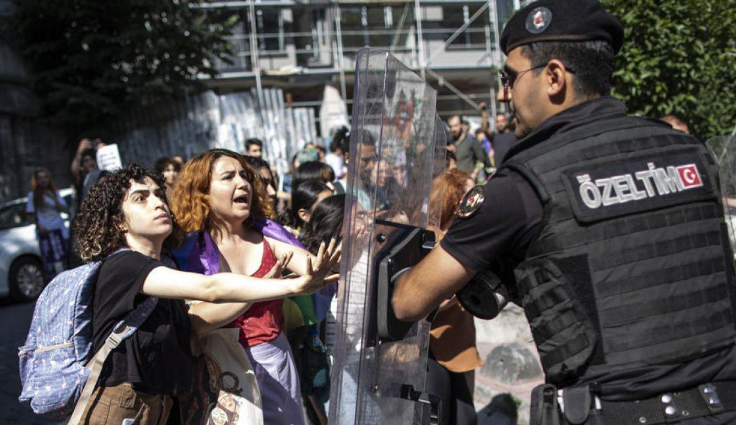 Stamboll: Policia zhbën paradën LGBT