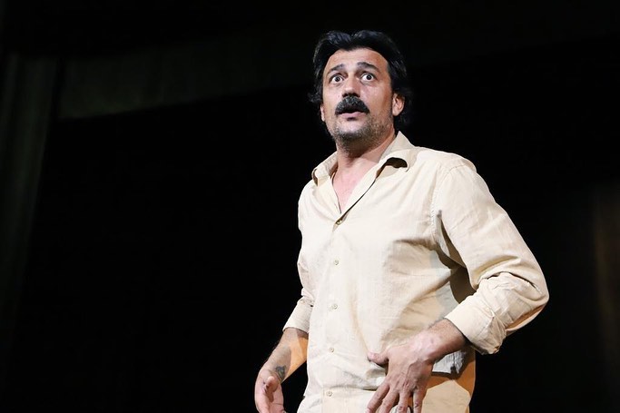 Monodrama “Të gjithë janë të çmendur” mirëpritet nga artdashësit beratas