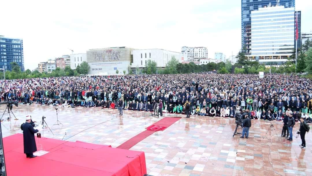Qindra mijëra besimtarë falin Namazin e Kurban Bajramit në sheshin “Skënderbej”