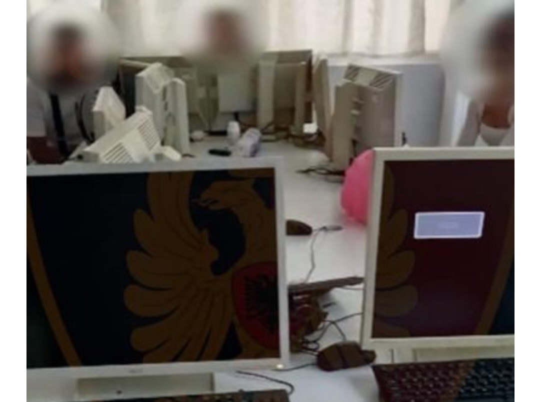 Mashtrime me investime në bursa; arrestohen 4 persona në një call-center në Tiranë