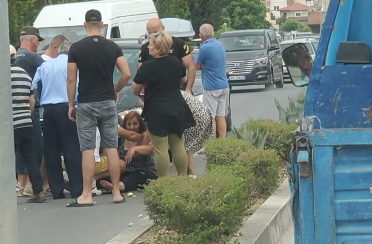 Aksident i rëndë në Berat/ 16-vjeçari i mori makinën fshehurazi xhaxhait dhe përplasi një grua te vijat e bardha, pas saj dhe…