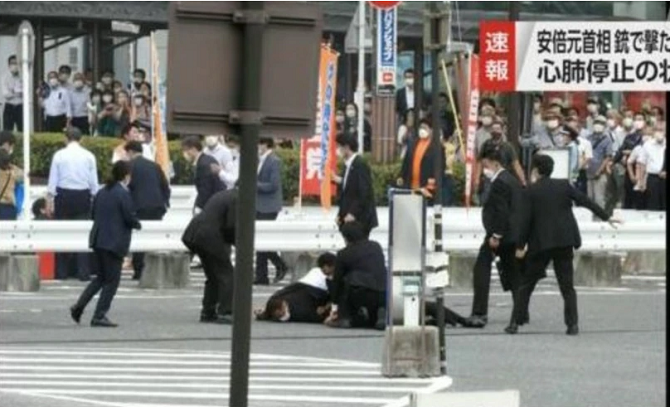 Ish-kryeministri i Japonisë qëllohet me armë duke mbajtur fjalim në rrugë (VIDEO E ATENTATIT)