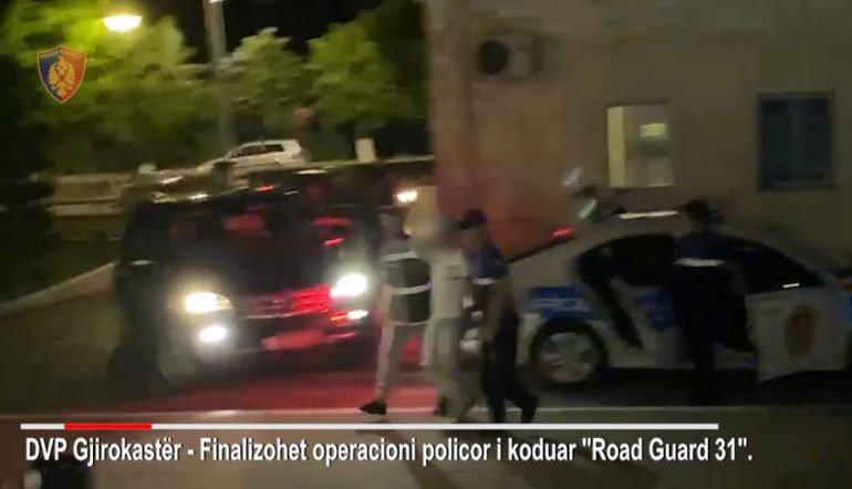 U kapën me 6 emigrantë të paligjshëm në makinë/ Arrestohen 2 të rinj në Gjirokastër