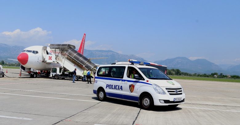 Anglezi i vjedh çantën e dorës shqiptarit në Rinas, kapet nga Policia