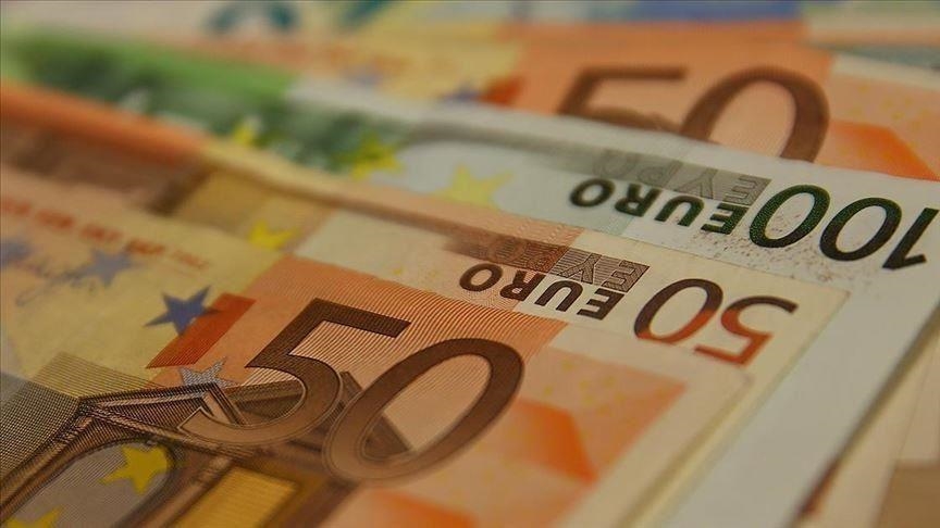 Euro bie në nivelin më të ulët të 20 viteve kundrejt dollarit amerikan