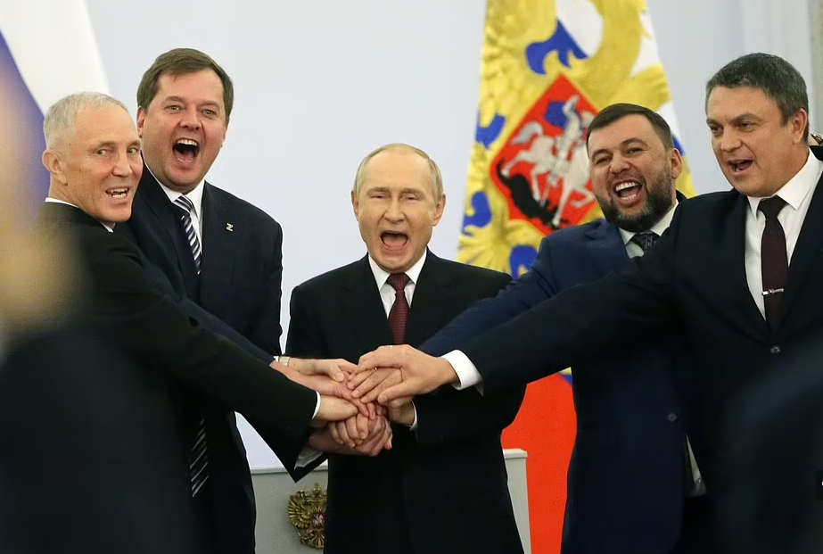 “Do të shpartalloj Perëndimin”/ Putin feston me liderët e rajoneve të sapo aneksuar (Video)