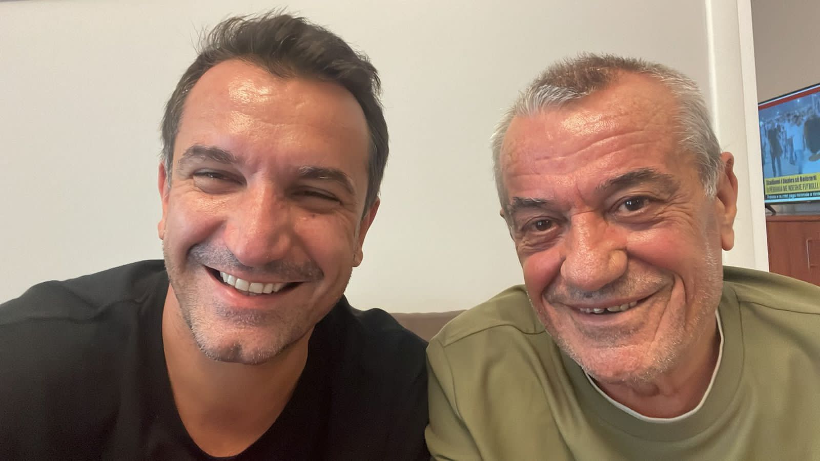Veliaj dhe Ruçi të qeshur në një foto ndryshe: Nuk ka si të dielat me shokun Gramoz! Veliaj dhe Ruçi të qeshur në një foto ndryshe: Nuk ka si të dielat me shokun Gramoz!