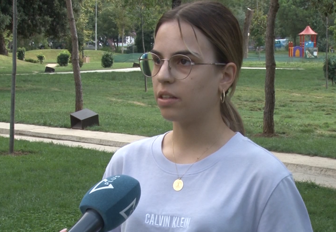 Ekselentja zgjedh shqiperinë/ Vajza maturante refuzon largimin: Do të studiojë mjekësi