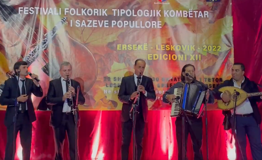 Festivali folklorik i sazeve/ Kolonja bashkon grupet më të njohura të muzikës popullore 