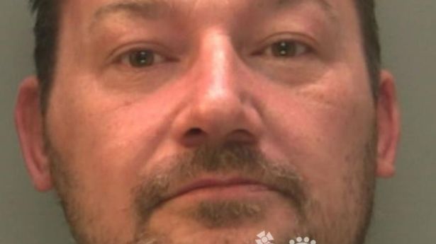 18 muaj burg për burrin në Angli/ Kërcënoi fqinjët me thikë pasi qeshën me të kur u rëzua nga shezlongu
