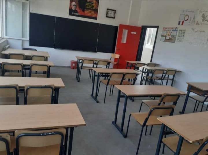 Shpërthjenë depozitat e ujit të kaldajave në një shkollë në Durrës, pezullohet mësimi