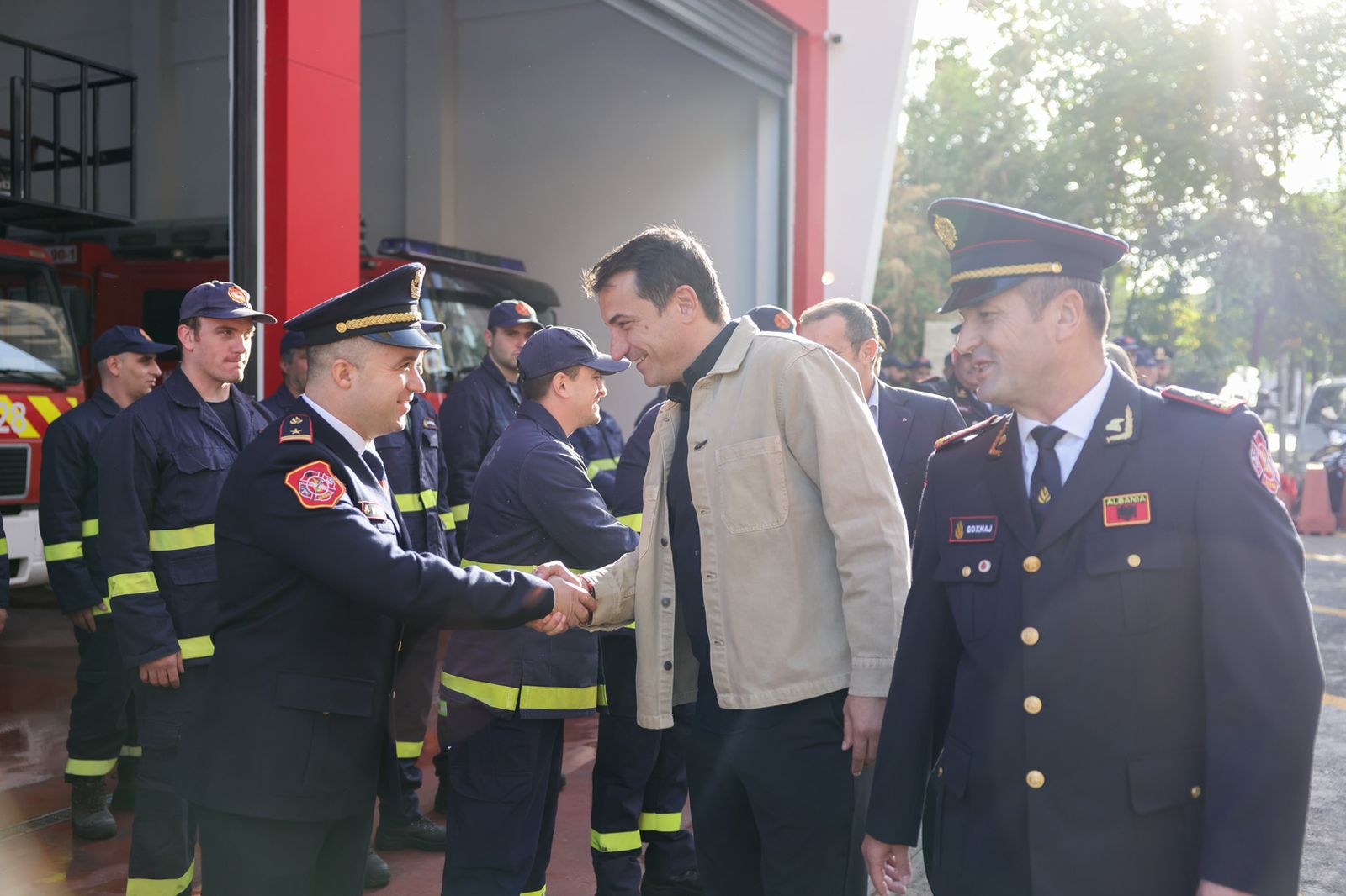 Përurohet stacioni i ri zjarrfikës në Tiranë, Veliaj: Ne flasim me punët që bëjmë; Pedagogët që protestojnë, të marrin shembull nga zjarrfikësit