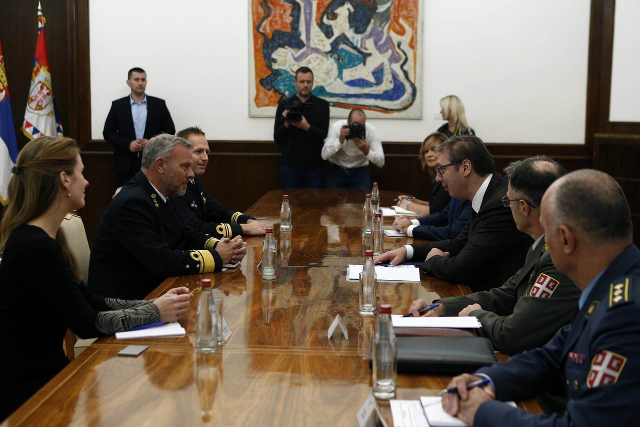 Vuçiç takohet me Admiralin e NATO-s: Garantimi i paqes, detyrë kyçe