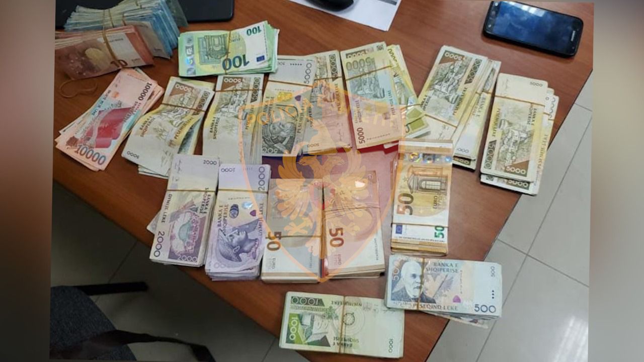 ‘Audin’ plot me euro e lekë/ Procedohet 39-vjeçari në Fier, çfarë dyshon policia
