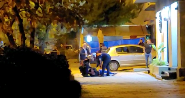 Çmenduri në Vlorë, tre të plagosur me thikë në një berberhane