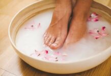 Receta detox për të çlodhur e zbutur këmbët brenda pak minutave